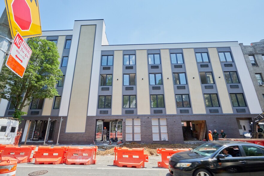56 Marble Hill Ave, Bronx, NY à louer - Photo de l’immeuble – Image 2 sur 2
