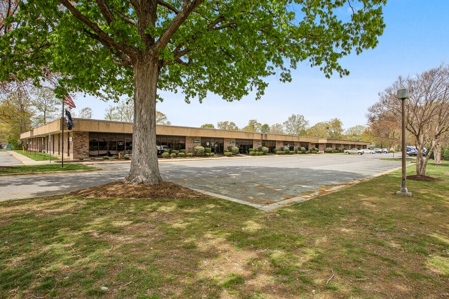 739 Thimble Shoals Blvd, Newport News, VA à louer - Photo de l’immeuble – Image 2 sur 8