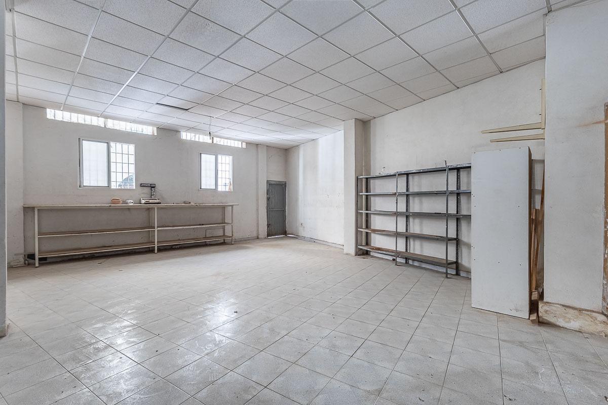 Local commercial dans Baza à vendre Photo intérieure– Image 1 sur 40