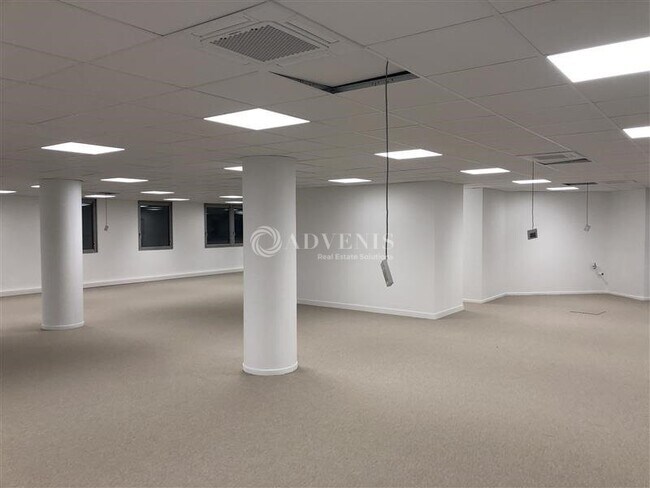 Plus de détails pour 15 Rue Joël Le Theule, Montigny-le-Bretonneux - Bureau à louer