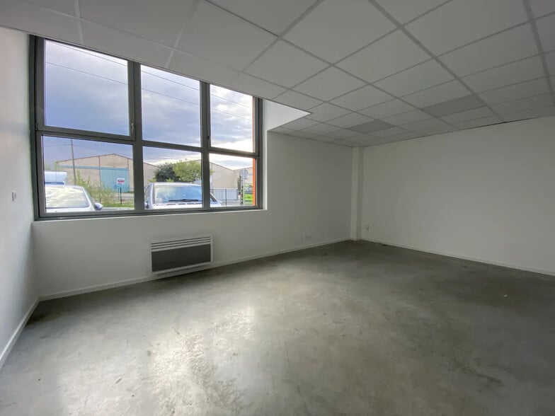 3 Rue Des Frères Lumière, Carbon-Blanc à vendre - Photo intérieure – Image 2 sur 4