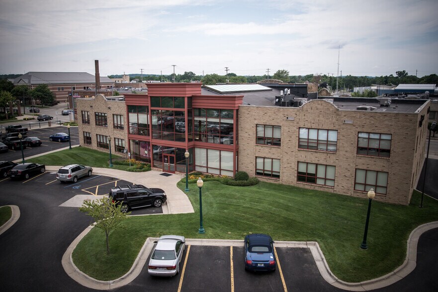 242 E Kalamazoo Ave, Kalamazoo, MI à louer - Photo de l’immeuble – Image 1 sur 4