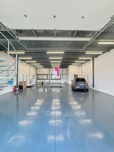 Local d’activités dans BOIS-D'ARCY à louer - Photo de l’immeuble – Image 1 sur 5