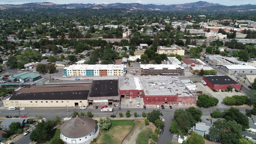 8 W 9th St, Santa Rosa, CA à vendre - Photo de l’immeuble – Image 1 sur 21