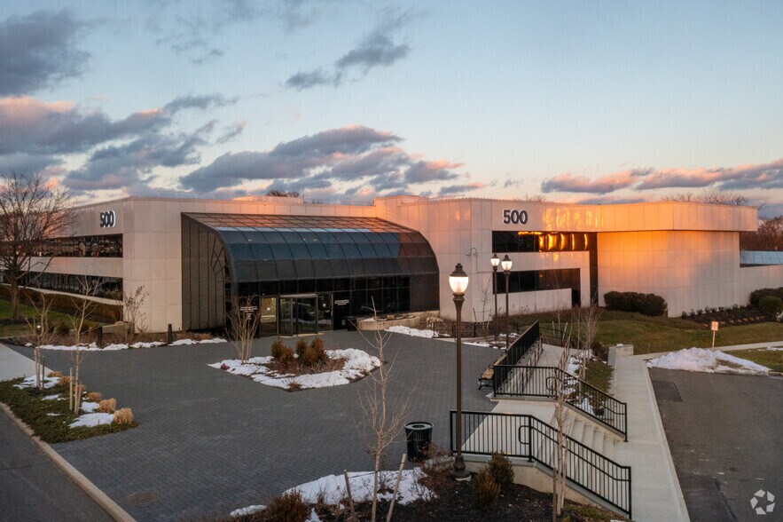 500 N Broadway, Jericho, NY à louer - Photo de l’immeuble – Image 3 sur 17