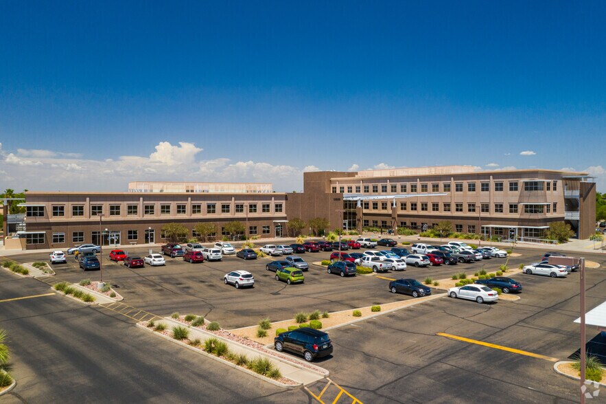13555 W McDowell Rd, Goodyear, AZ à louer - Photo de l’immeuble – Image 2 sur 8