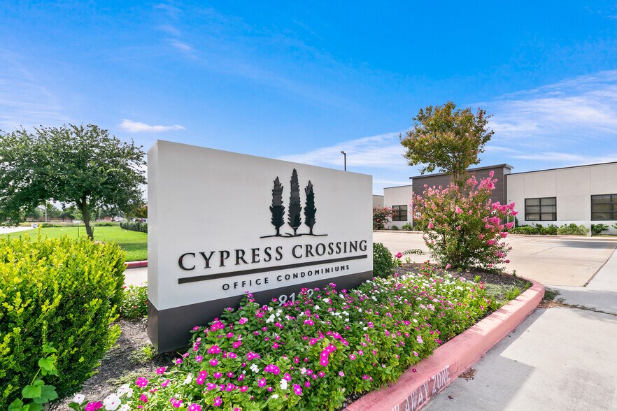 8118 Fry Rd, Cypress, TX à louer - Photo de l’immeuble – Image 2 sur 24