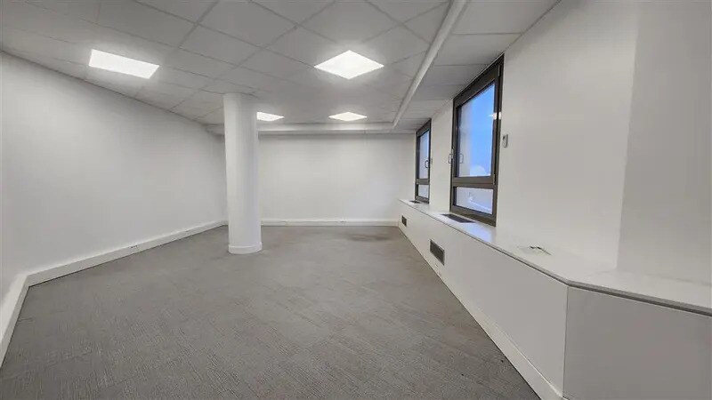 Bureau dans La Garenne-Colombes à louer - Photo de l’immeuble – Image 2 sur 6