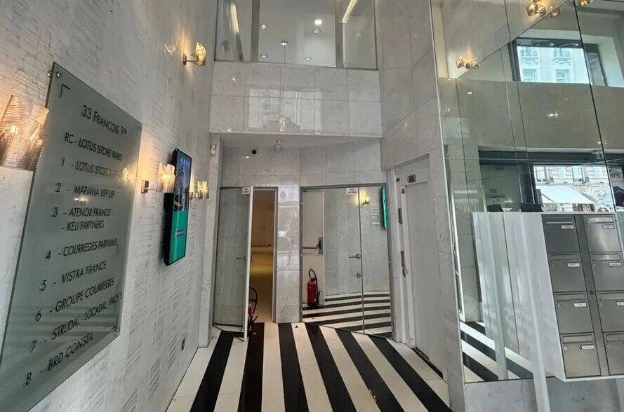 33 Rue François Ier, Paris à louer - Photo de l’immeuble – Image 2 sur 9
