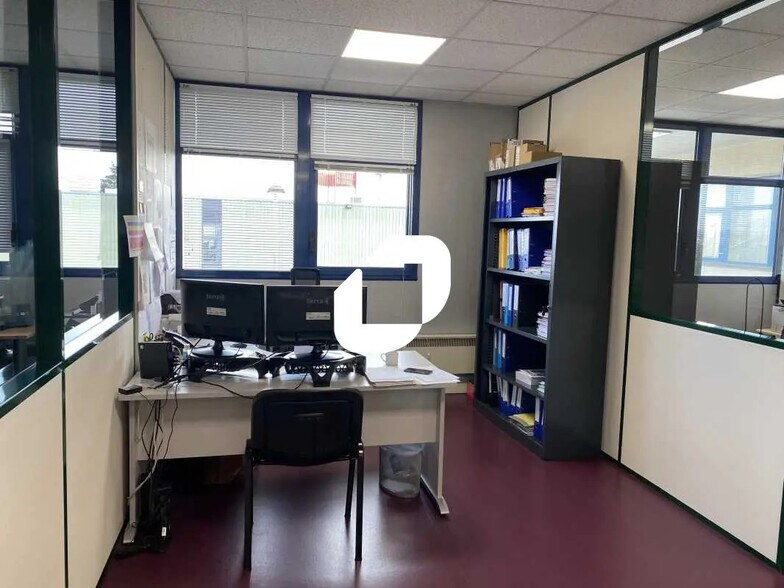 Bureau dans Bron à louer - Photo de l’immeuble – Image 3 sur 14