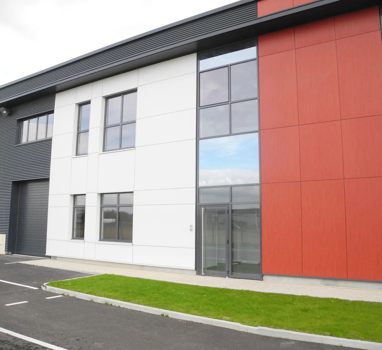 Local d’activités dans Lieusaint à louer Photo de l’immeuble– Image 1 sur 6