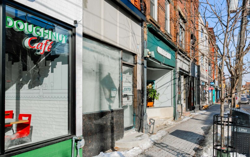 828-830 College St, Toronto, ON à louer - Photo de l’immeuble – Image 3 sur 3