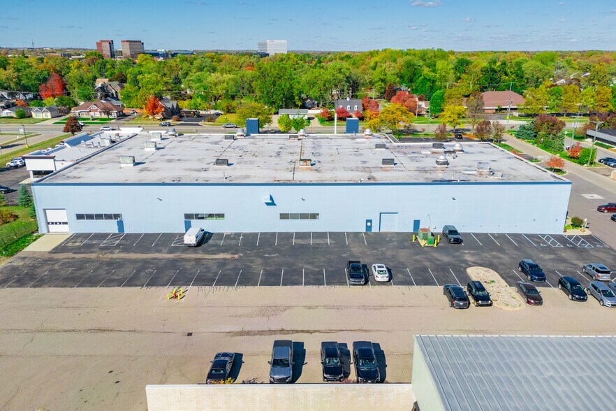 190 E Maple Rd, Troy, MI à louer - Photo de l’immeuble – Image 2 sur 10