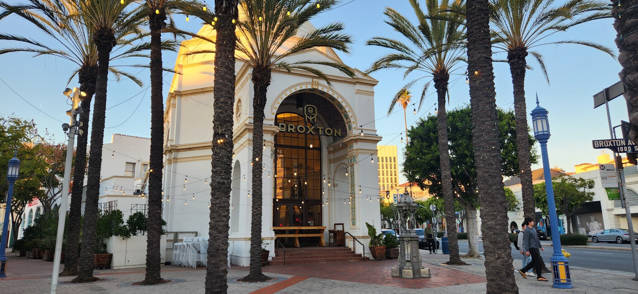 1099 Westwood Blvd, Los Angeles, CA à louer Photo principale– Image 1 sur 4