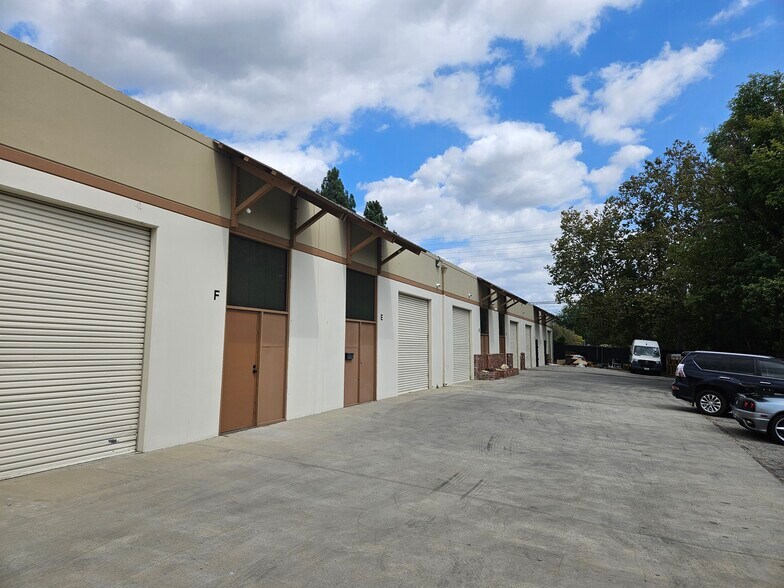 8501 Canoga Ave, Canoga Park, CA à louer - Photo de l’immeuble – Image 3 sur 8