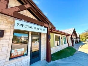 901 Cypress Creek Rd, Cedar Park, TX à louer Photo de l’immeuble– Image 1 sur 12