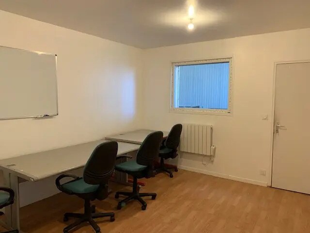 Local d’activités dans Ploërmel à louer - Photo de l’immeuble – Image 3 sur 5