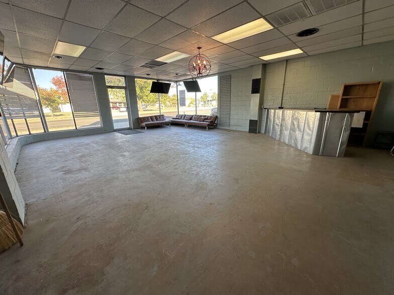 514 S Broadway, Edmond, OK à louer - Photo de l’immeuble – Image 3 sur 7
