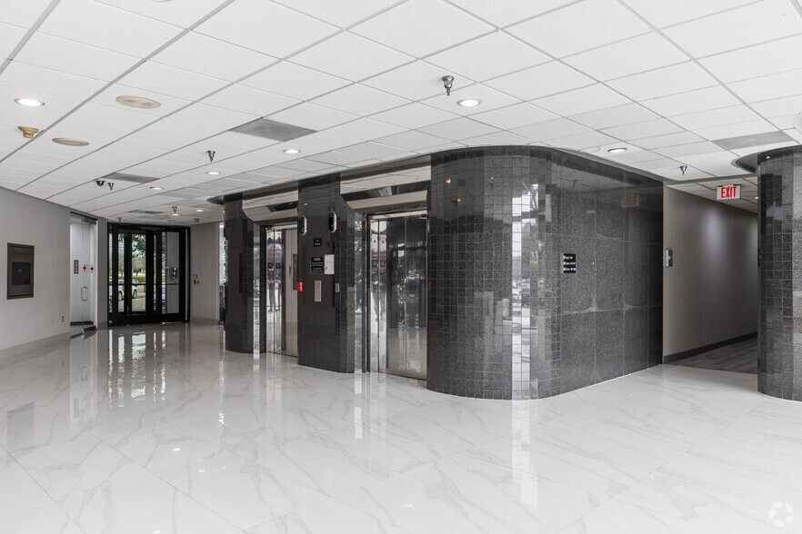 555 Republic Dr, Plano, TX à louer - Hall d’entrée – Image 3 sur 12