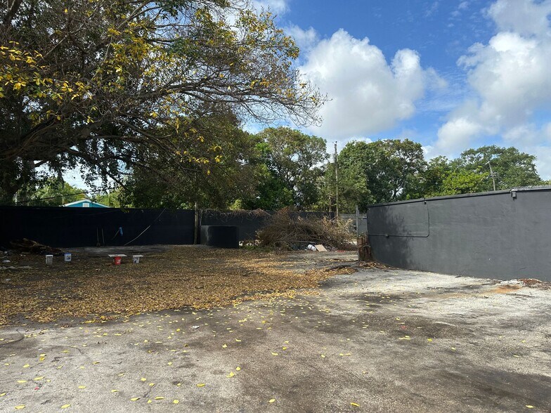 570 NW 54th St, Miami, FL à louer - Photo de l’immeuble – Image 2 sur 12