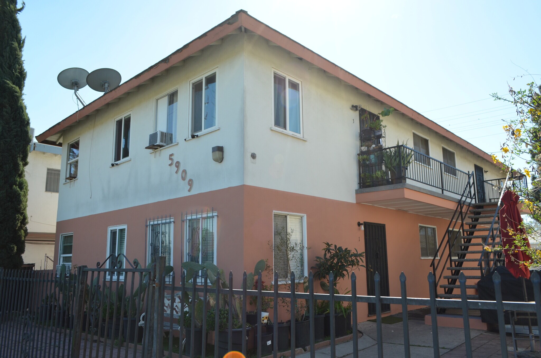 5909 Whitnall Hwy, Valley Village, CA à vendre Photo principale– Image 1 sur 21