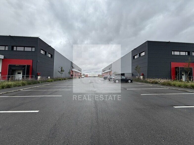 Local d’activités dans Heyrieux à louer - Photo de l’immeuble – Image 1 sur 24