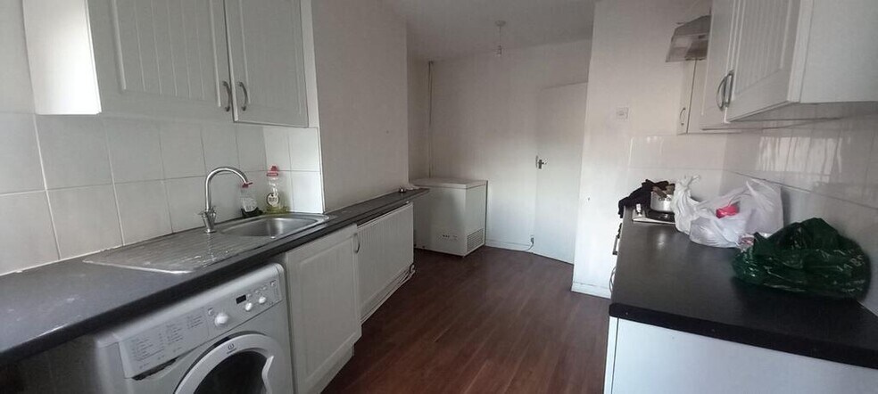 303 Wood Ln, Dagenham à vendre - Photo de l’immeuble – Image 2 sur 8