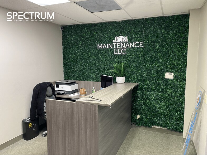 27821 Fremont Ct, Valencia, CA à louer - Photo de l’immeuble – Image 2 sur 9