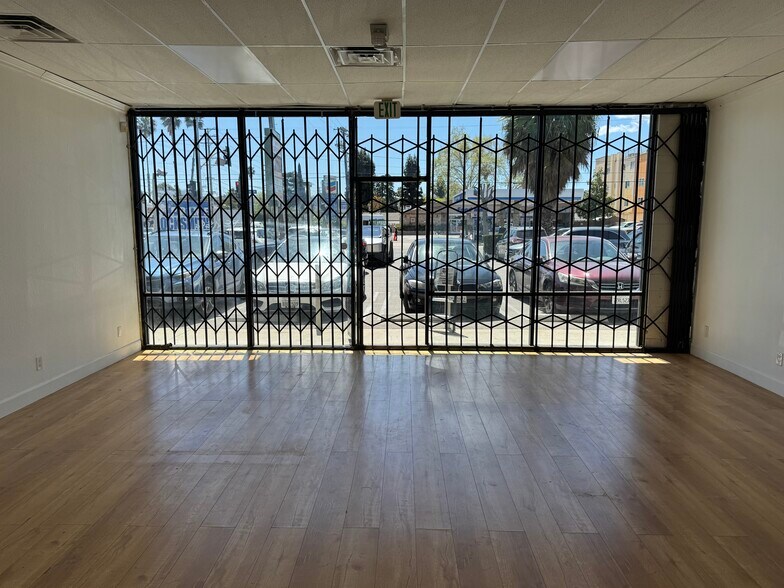 14103-14115 Burbank Blvd, Van Nuys, CA à louer - Photo intérieure – Image 2 sur 3
