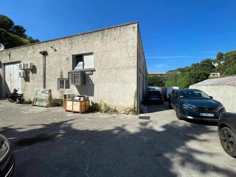 Local d’activités dans Cagnes-sur-Mer à louer - Photo de l’immeuble – Image 3 sur 13