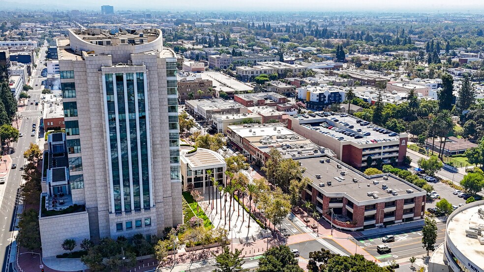 410 W 4th St, Santa Ana, CA à vendre - Photo de l’immeuble – Image 2 sur 17
