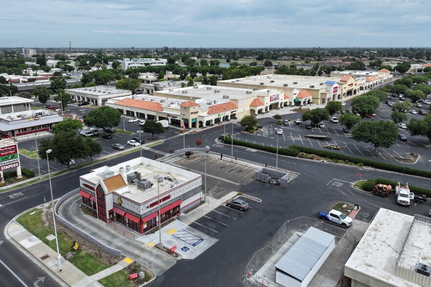 832-840 W Lacey Blvd, Hanford, CA à louer - Photo de l’immeuble – Image 1 sur 5