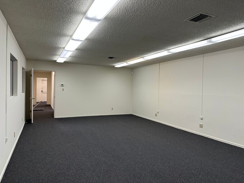 15204 Stagg St, Van Nuys, CA à louer - Photo de l’immeuble – Image 2 sur 16