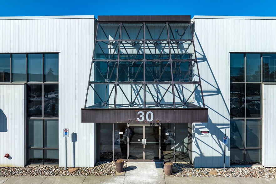 30 E Beaver Creek Rd, Richmond Hill, ON à louer - Photo de l’immeuble – Image 2 sur 7