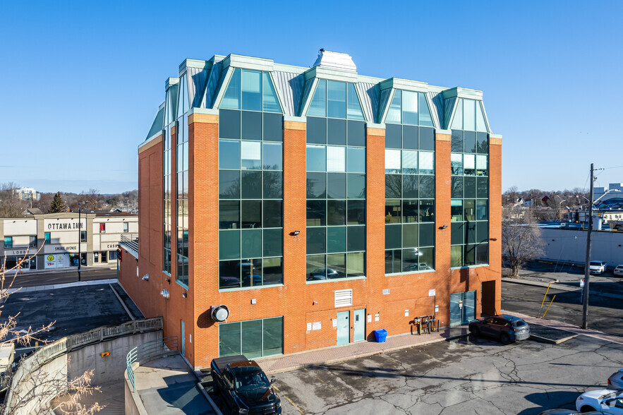 214 Montreal Rd, Ottawa, ON à louer - Photo de l’immeuble – Image 2 sur 11