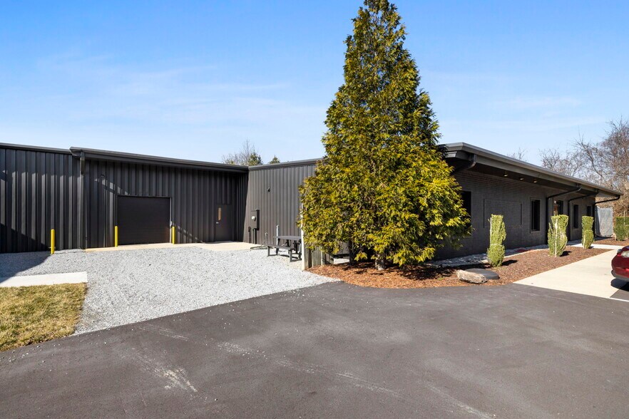 110 Commercial Blvd, Flat Rock, NC à louer - Photo de l’immeuble – Image 3 sur 44
