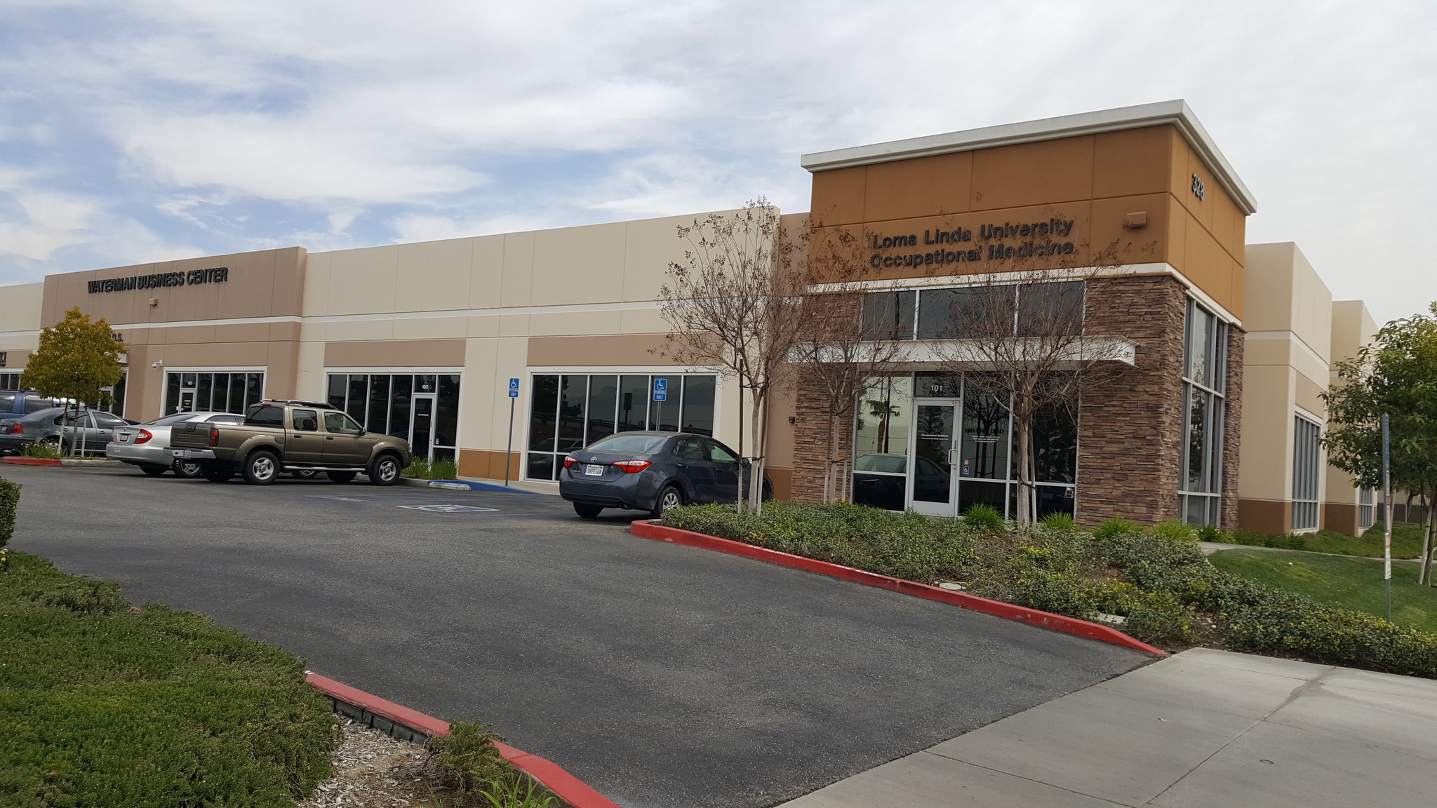 328 E Commercial Rd, San Bernardino, CA à louer Photo de l’immeuble– Image 1 sur 7