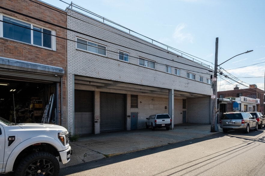 34-39 56th St, Woodside, NY à vendre - Photo principale – Image 1 sur 10