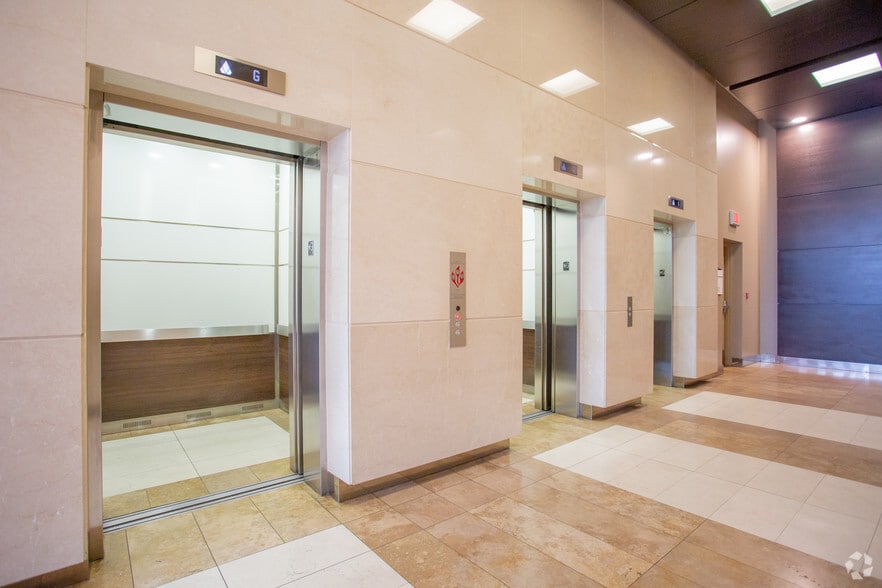 2020 4th St SW, Calgary, AB à louer - Hall d’entrée – Image 2 sur 9