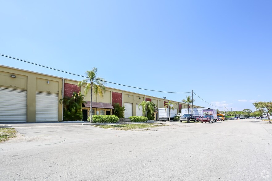 13251-13455 NE 17th Ave, Miami, FL à louer - Photo de l’immeuble – Image 2 sur 7