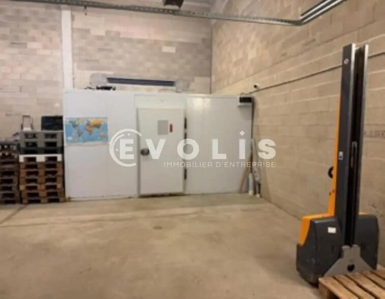 Local d’activités dans Villeneuve-la-Garenne à louer - Photo de l’immeuble – Image 2 sur 4