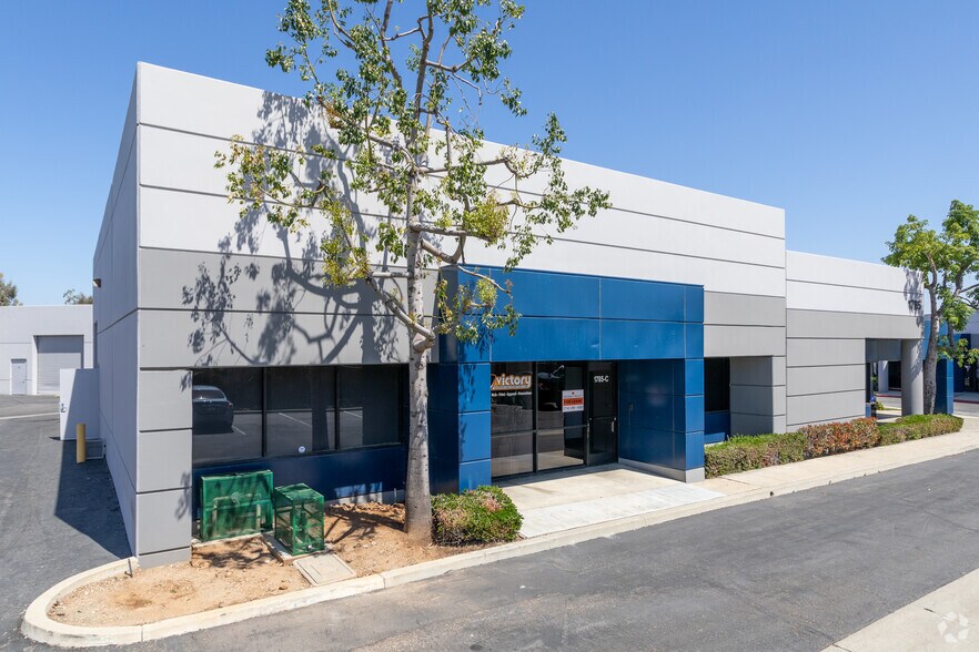 1785 Pomona Rd, Corona, CA à louer - Photo de l’immeuble – Image 3 sur 5