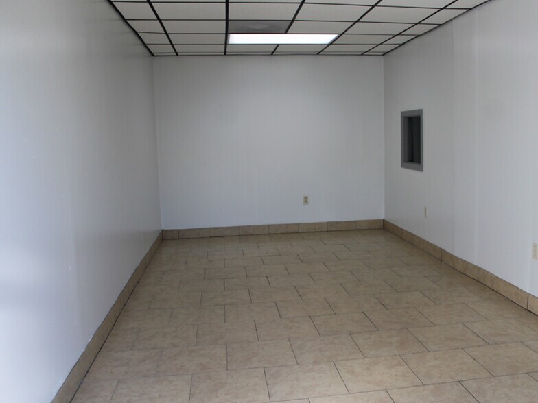 6405 N 50th St, Tampa, FL à louer - Photo de l’immeuble – Image 3 sur 4