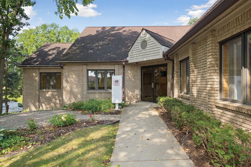1181 N Milford Rd, Milford, MI à vendre - Photo de l’immeuble – Image 2 sur 86