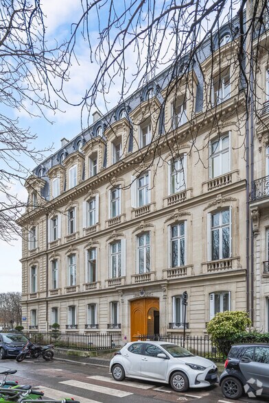 1 Avenue Franklin D. Roosevelt, Paris à louer - Photo de l’immeuble – Image 3 sur 3