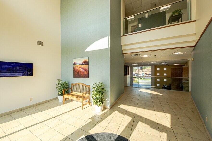 4790 Red Bank Rd, Cincinnati, OH à louer - Photo de l’immeuble – Image 2 sur 8