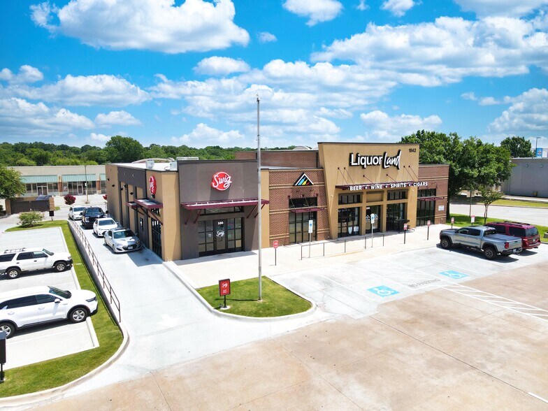 1842 Precinct Line Rd, Hurst, TX à vendre - Photo de l’immeuble – Image 1 sur 4