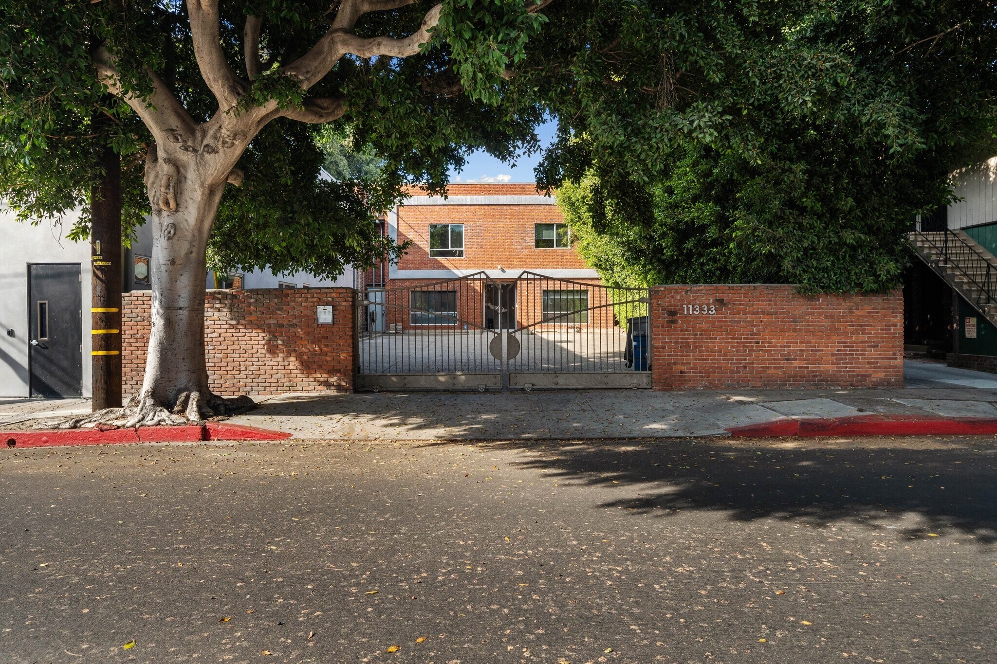 11333 Iowa Ave, Los Angeles, CA à vendre Photo de l’immeuble– Image 1 sur 16