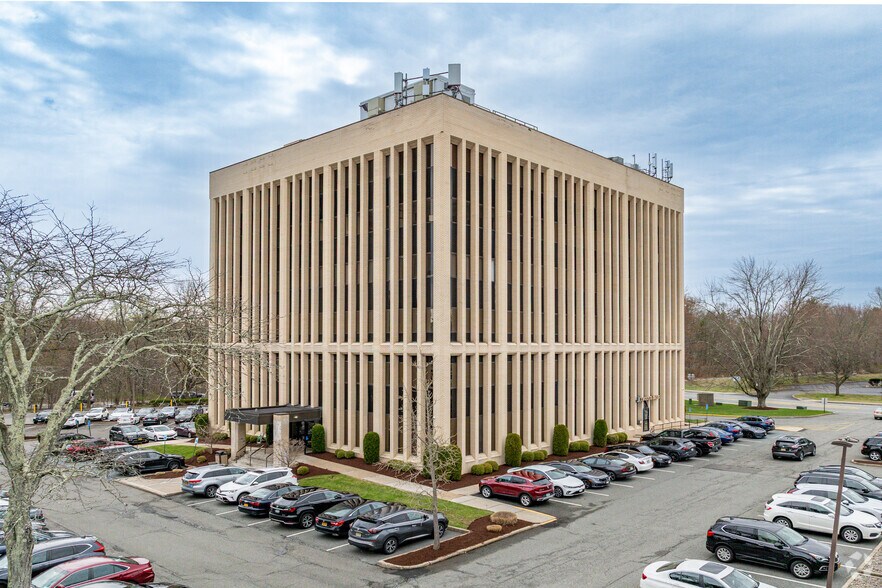 20 Squadron Blvd, New City, NY à louer - Photo principale – Image 2 sur 18