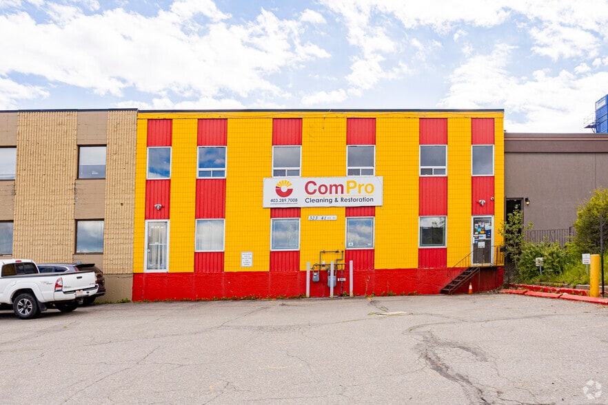 323 41st Ave NE, Calgary, AB à louer - Photo principale – Image 1 sur 2